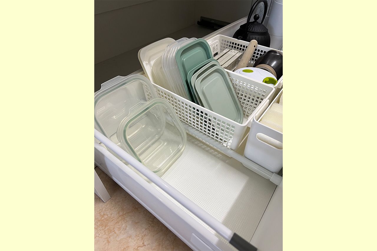 食品を入れたり、入れるものが変わりやすいキッチンの引き出しは、つっぱり棒で仕切るときれいに　※写真はイメージです