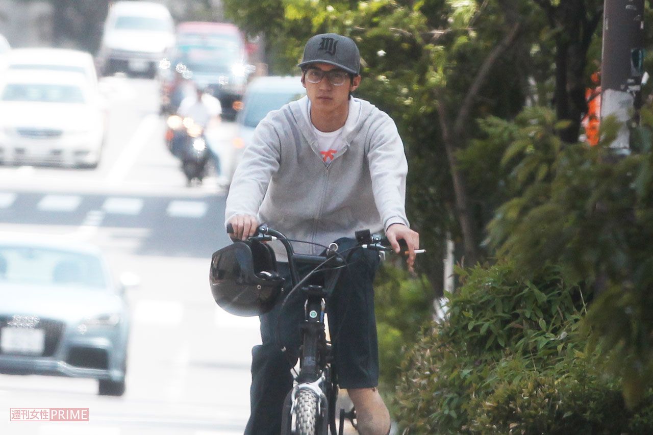 '12年 二輪免許取得のための講習を受け、帰宅する錦戸亮