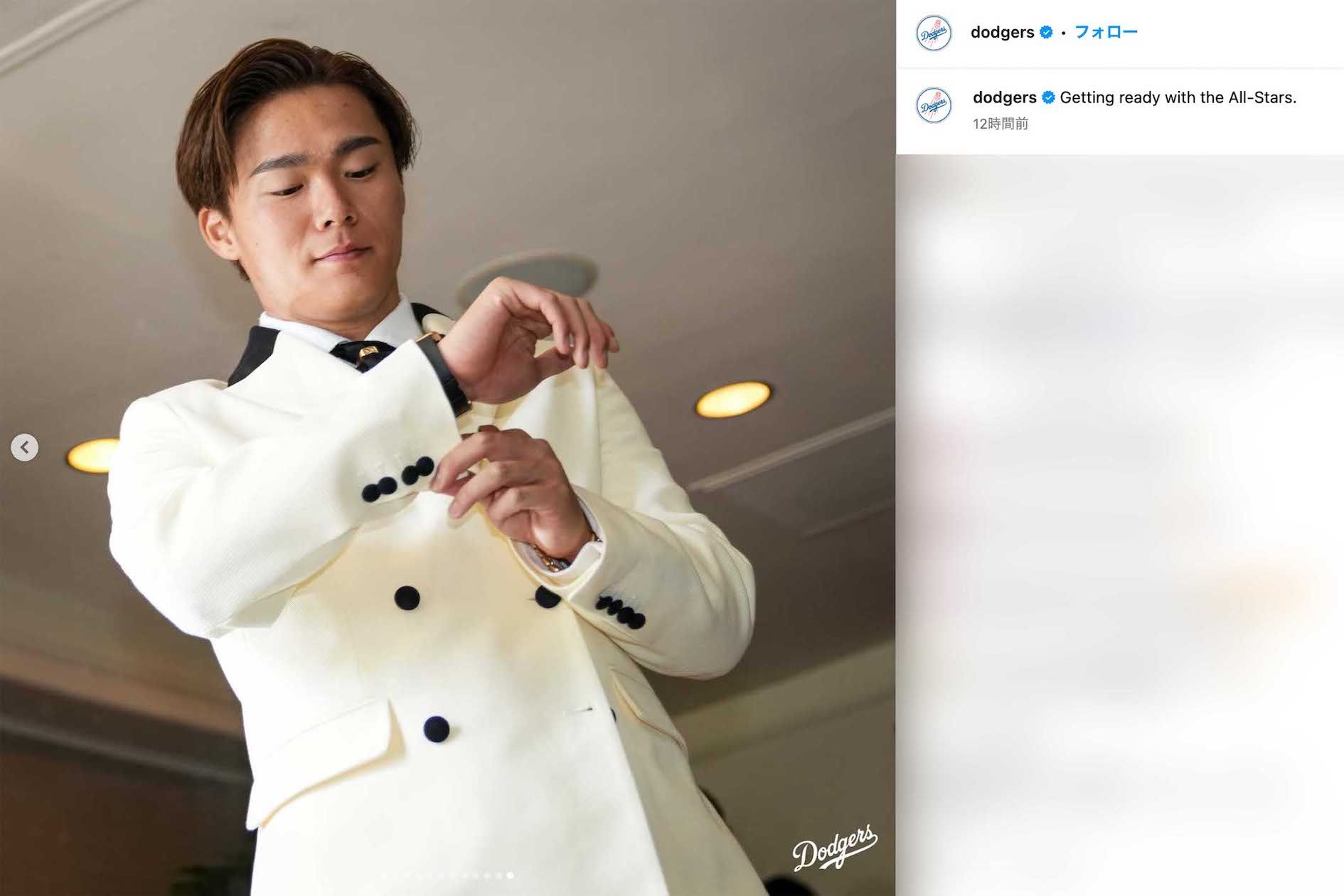 MLBオールスター戦のレッドカーペットショーに、ホテルのベルボーイ風な装いで登場した山本由伸。超高級腕時計を着用（ドジャースの公式インスタグラムより）