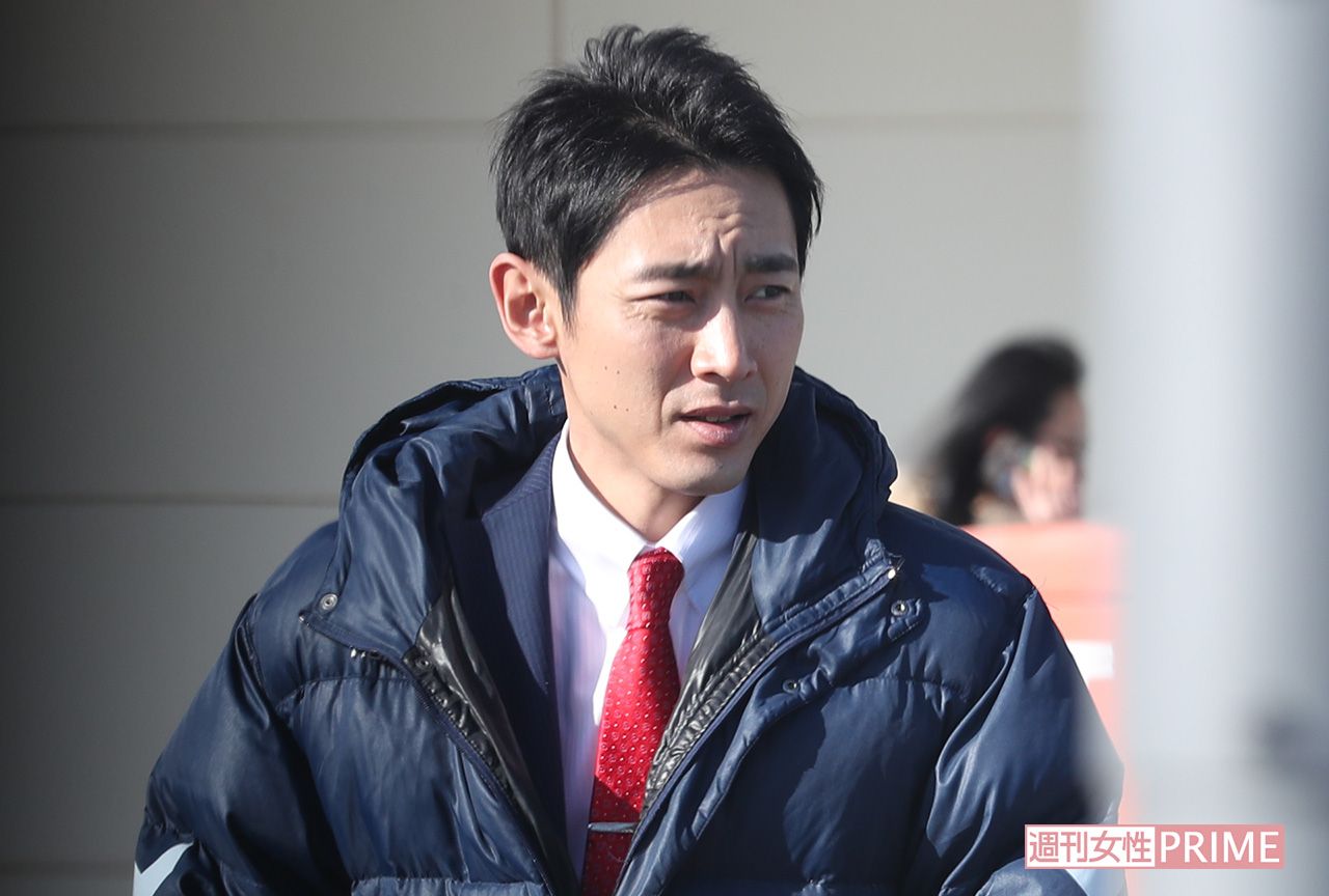 二宮のライバル医師役を務める小泉は、終始ご機嫌で撮影に臨んでいた。休憩時間になるとコートを着て院外へ