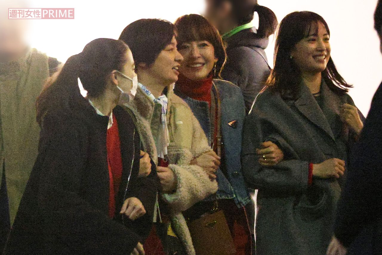 『阿修羅のごとく』打ち上げに参加した、左から蒼井優、尾野真千子、宮沢りえ、広瀬すず