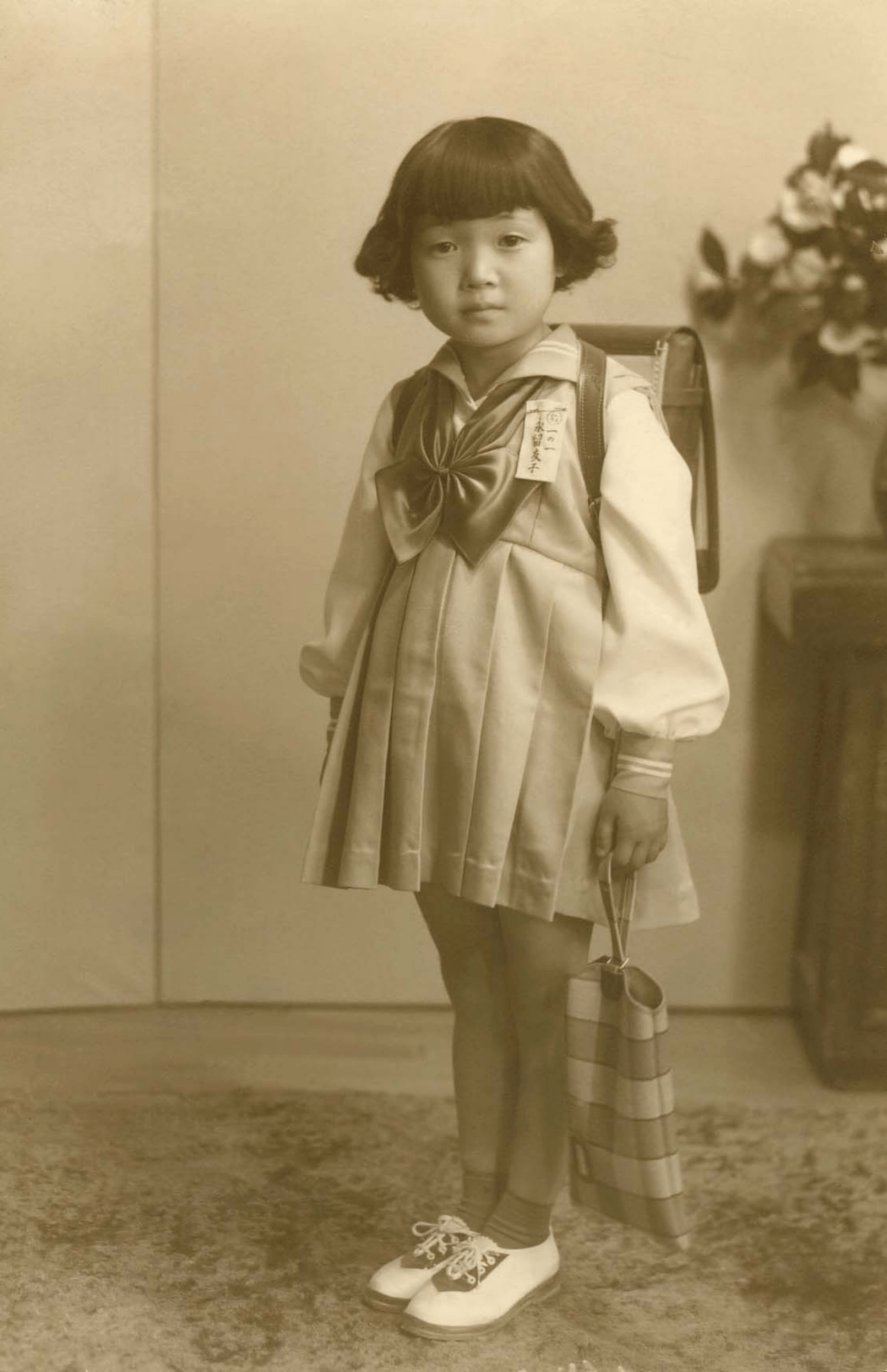 幼くして養子に出されるも、養父母が離婚。親戚間をたらい回しにされたことも