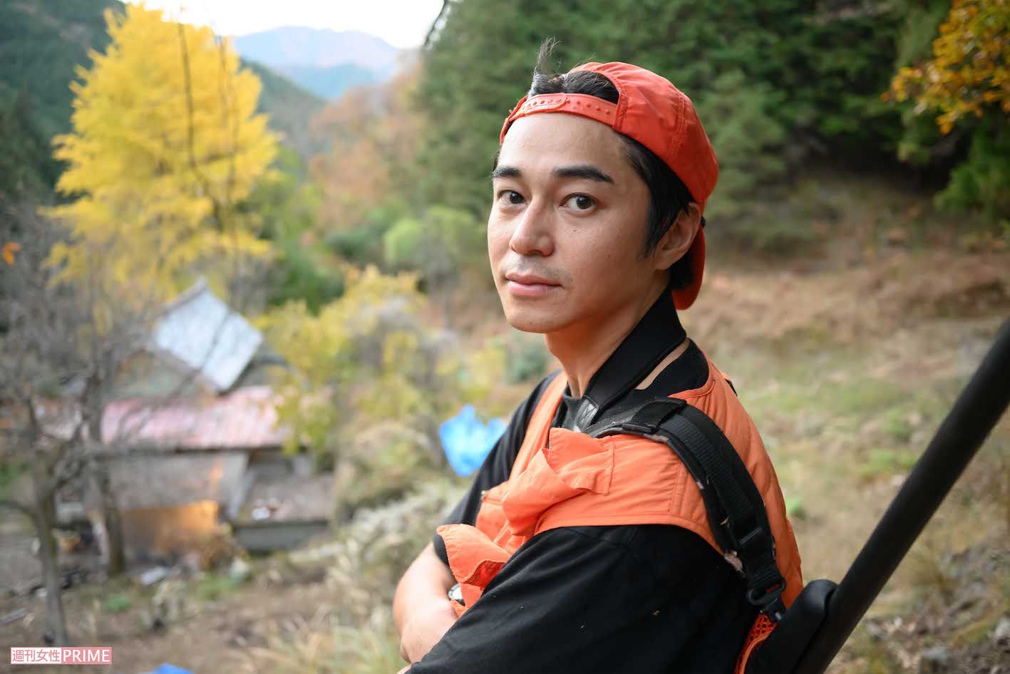 「自宅近くの森を隅々まで案内してくれました。出かける前は“サンダルでも大丈夫”と言っていましたが、フタを開けてみれば道なき山を2時間歩くことに。靴を履いていてよかった(笑)」（ナベちゃん）