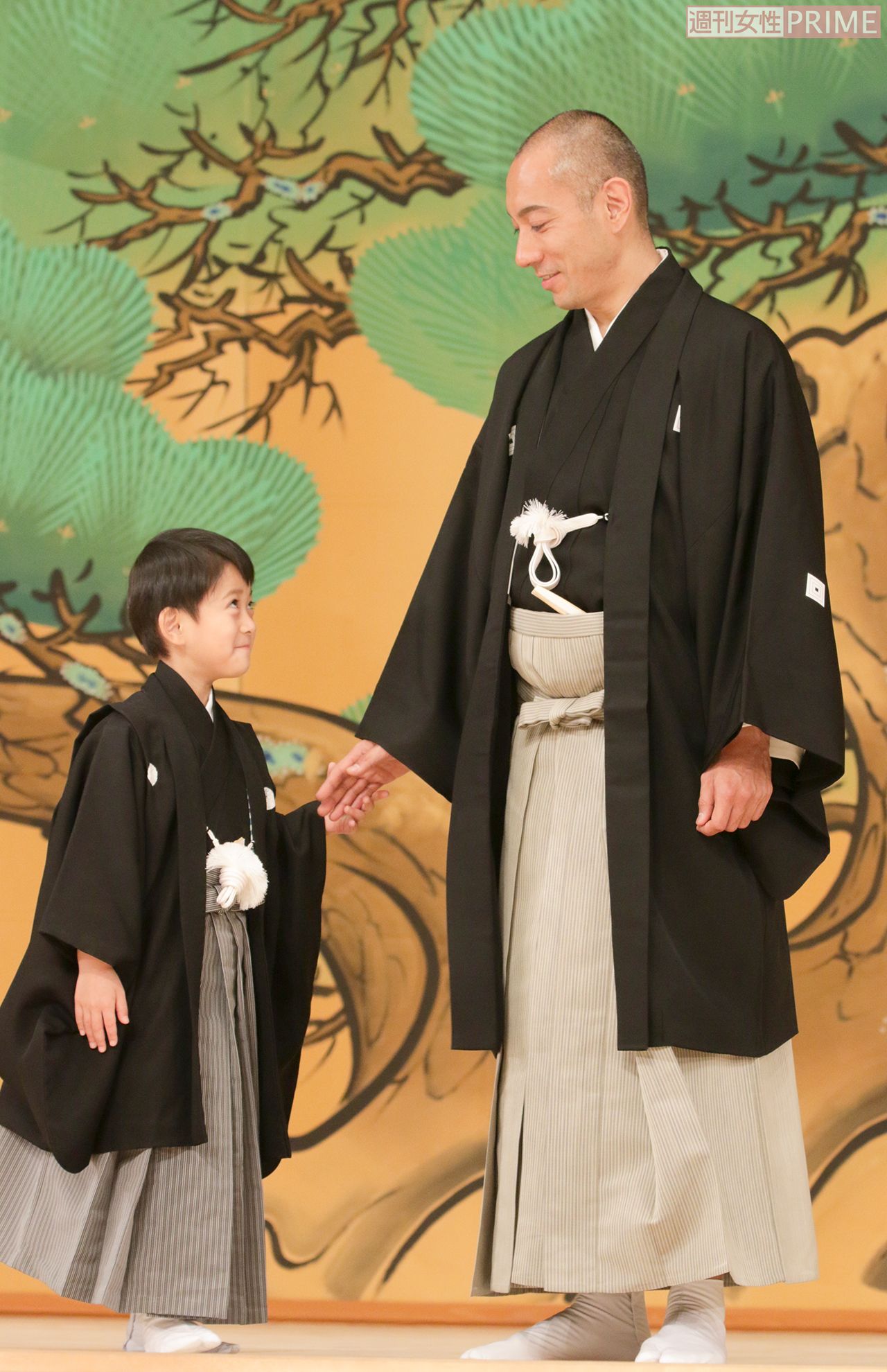 （右から）市川海老蔵、堀越勸玄　撮影／近藤陽介