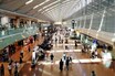 羽田空港「地べたにめっちゃ外国人」スリムクラブの真栄田が異様な光景を投稿、ディズニーに続いて“座り込み問題”発生