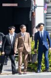 4月のロケには証券会社の同僚役・池田成志(写真中央)と賀来賢人(写真右)の姿も