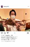 大きなカニを手に、うれしそうな表情の山下智久。(本人のインスタグラムより)
