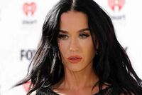 ケイティ・ペリー「何も隠せていない」フォロワー2億人の歌姫が授賞式で着用の“スケスケメッシュ”ドレス…