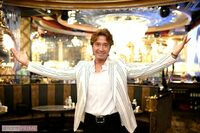 詐欺・恐喝と強制執行妨害の罪で服役していた羽賀研二、還暦過ぎてのホストデビューに賛否両論も「少しずつ…