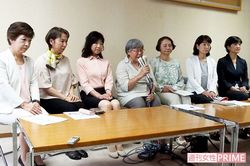 市長の辞意を受けて会見を開いた6人の女性市議と市民団体の代表者。謝罪の姿勢を見せない市長に対し、憤りをにじませていた