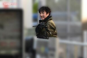 2017年、子どもの習い事教室で送迎する市村正親