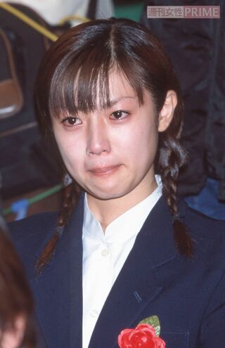 HIVに感染する女子高生を演じたドラマで一躍、人気女優になった深田恭子。堀越高校の卒業式では涙を（'01年卒業）