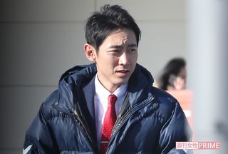 二宮のライバル医師役を務める小泉は、終始ご機嫌で撮影に臨んでいた。休憩時間になるとコートを着て院外へ