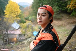 「自宅近くの森を隅々まで案内してくれました。出かける前は“サンダルでも大丈夫”と言っていましたが、フタを開けてみれば道なき山を2時間歩くことに。靴を履いていてよかった(笑)」（ナベちゃん）