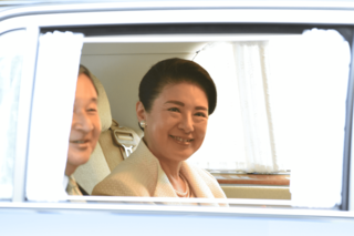 7月5日、上皇ご夫妻のお住まいに出向かれた際、雅子さまは帽子をお召しでなかった