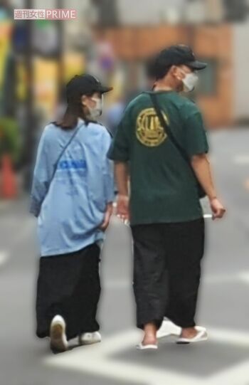 オープンしたばかりの飲食店をのぞくなど、Aさんと街ブラデートを楽しんでいた『四千頭身』後藤