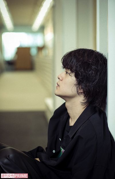 「僕も人生をかけて俳優をやっているので、何か挑戦的なところに惹かれてしまうんです」と話す池松壮亮　撮影／伊藤和幸