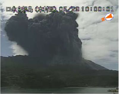 '15年5月、鹿児島県口永良部島の火山がが爆発的に噴火。火砕流が海岸まで到達した（写真は気象庁提供）