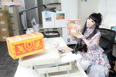 プリンセス天功、“スクープの入った宝箱”を持って週刊女性編集部へ！箱の中身は「埋蔵金の新たなヒント」