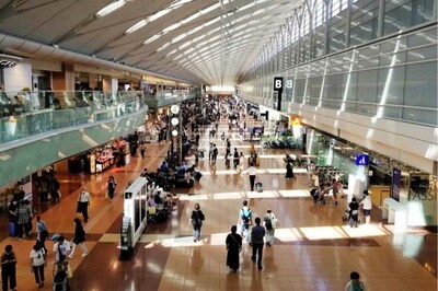 羽田空港「地べたにめっちゃ外国人」スリムクラブの真栄田が異様な光景を投稿、ディズニーに続いて“座り込…