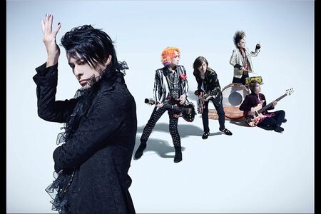 『BUCK-TICK』ボーカルの櫻井敦司さん（左、公式Xより）