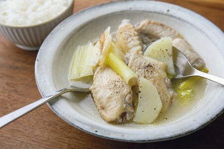 ねぎとじゃがいもの手羽先スープ