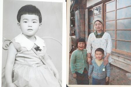 【右】弟、母と。まじめで控えめな母は内職やパートをしていた【左】3歳の菅原さん