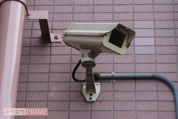 事件現場となったマンションには防犯カメラが2台。この外壁のタイルの数に容疑者は難クセをつけていた