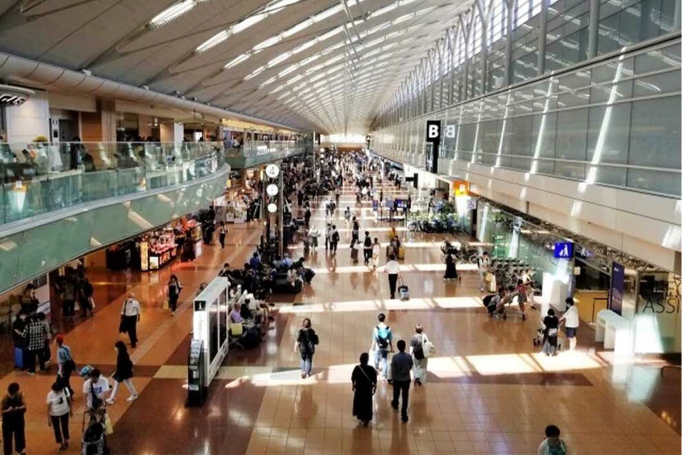 羽田空港「地べたにめっちゃ外国人」スリムクラブの真栄田が異様な光景を投稿、ディズニーに続いて“座り込…