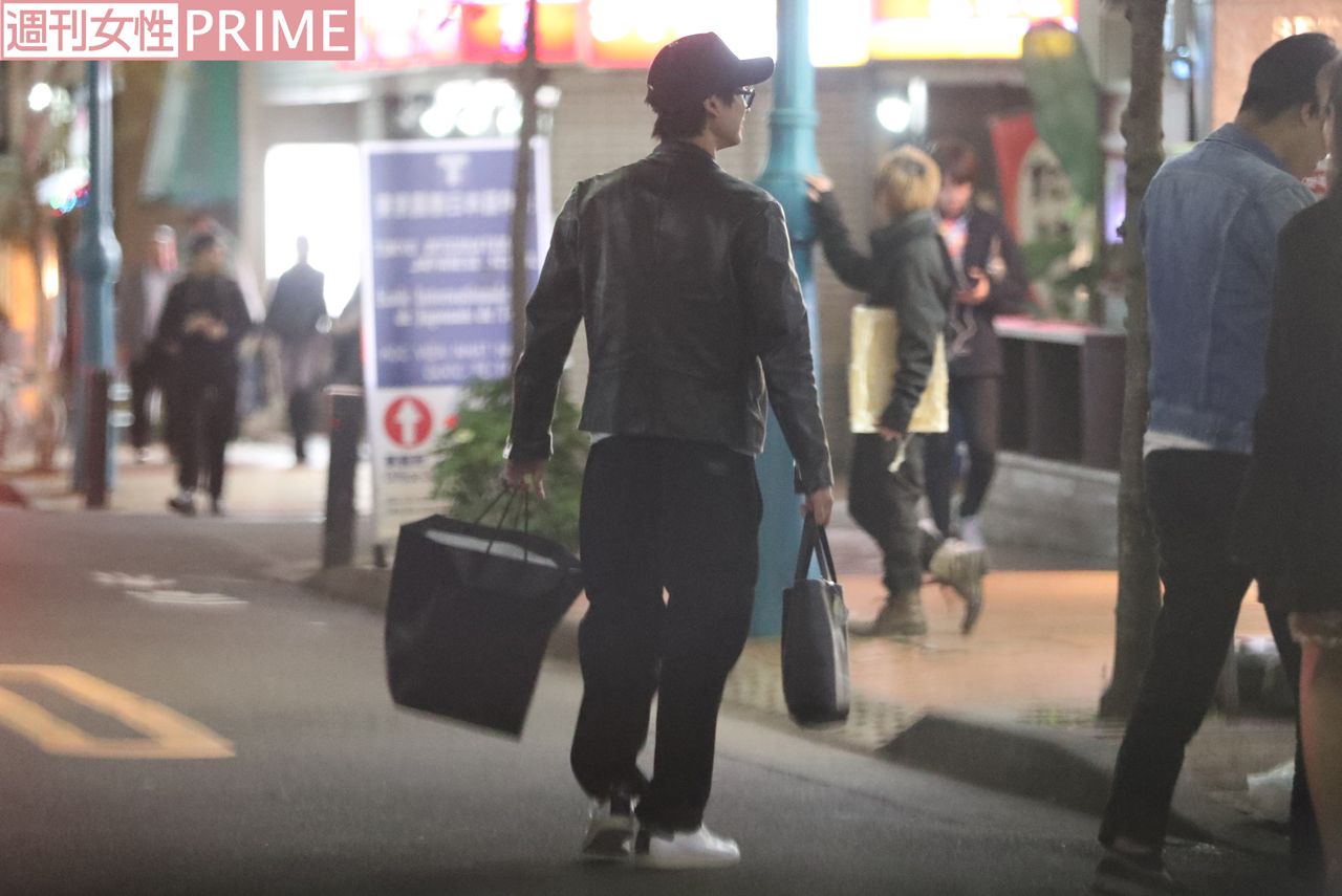 周囲を気にする素振りもなく、仲間たちと楽しそうに話す宮田俊哉