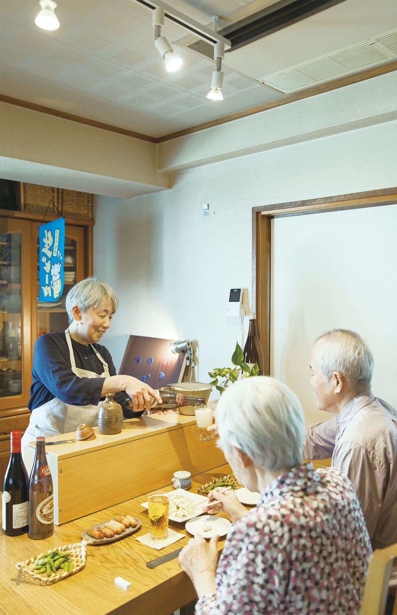 足腰が弱って外出しにくくなった義母も交えて、おうち居酒屋を開催、非日常を楽しむことも　撮影／吉村規子