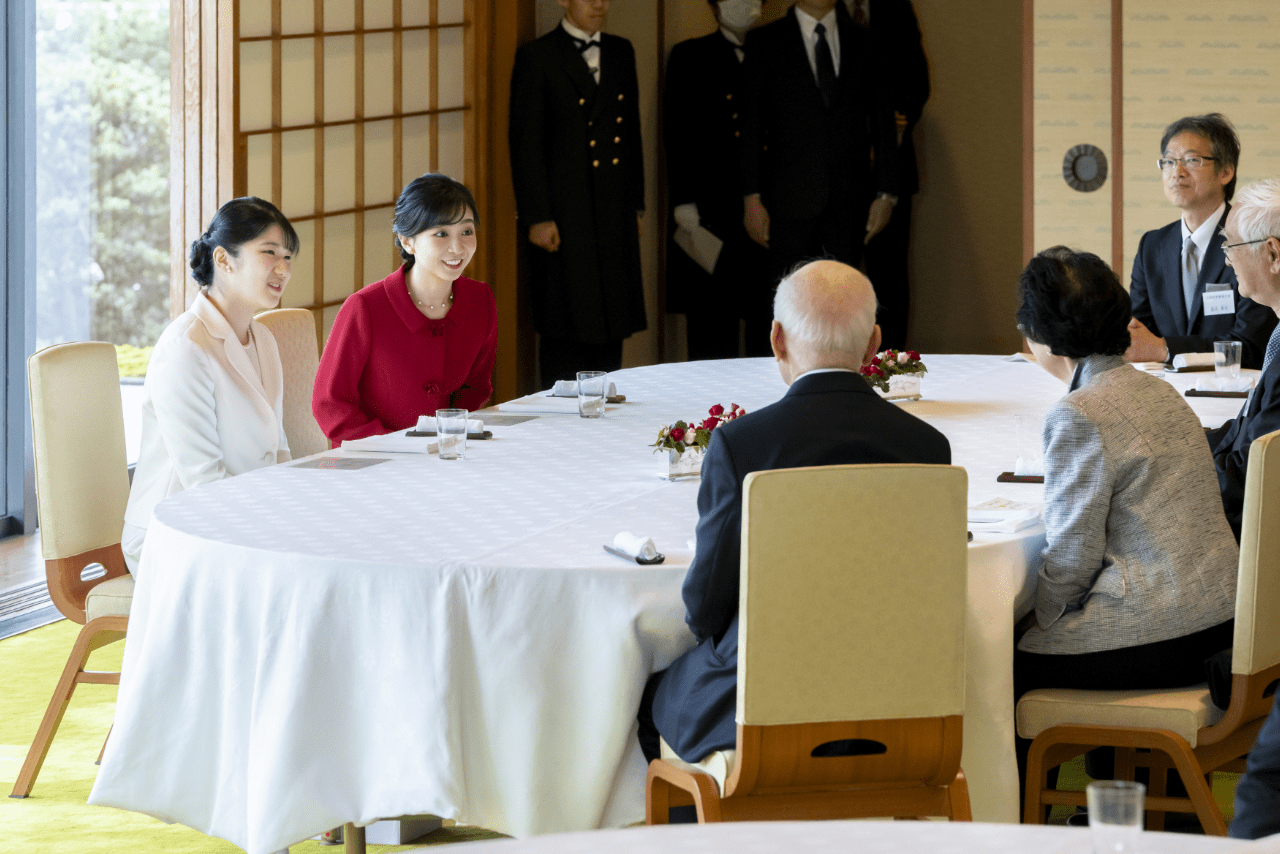 宮中茶会で、愛子さまと佳子さまはペアで文化勲章受章者らをもてなされた（11月5日）