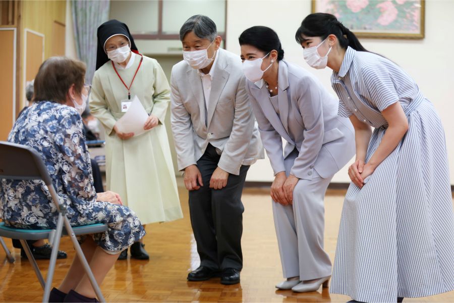 人々との懇談の際は、必ず目線を合わせるなど思いやりを欠かさない