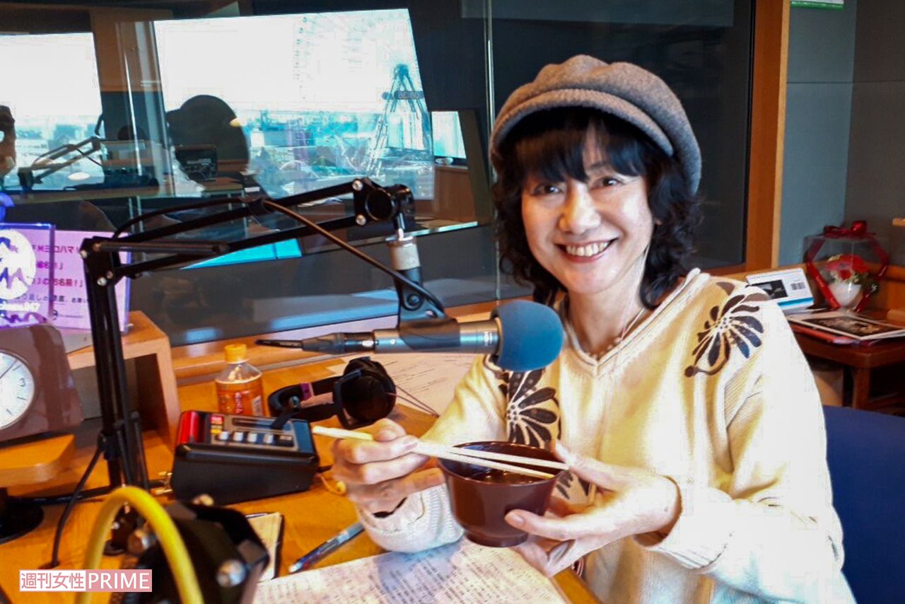 パーソナリティーを務めるラジオの話題は居場所、夫婦別姓、悩み相談と幅広い。岐阜のホームレス襲撃も取り上げた