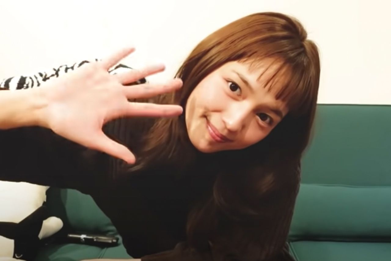 YouTubeでリンパマッサージの仕方を紹介する川口春奈