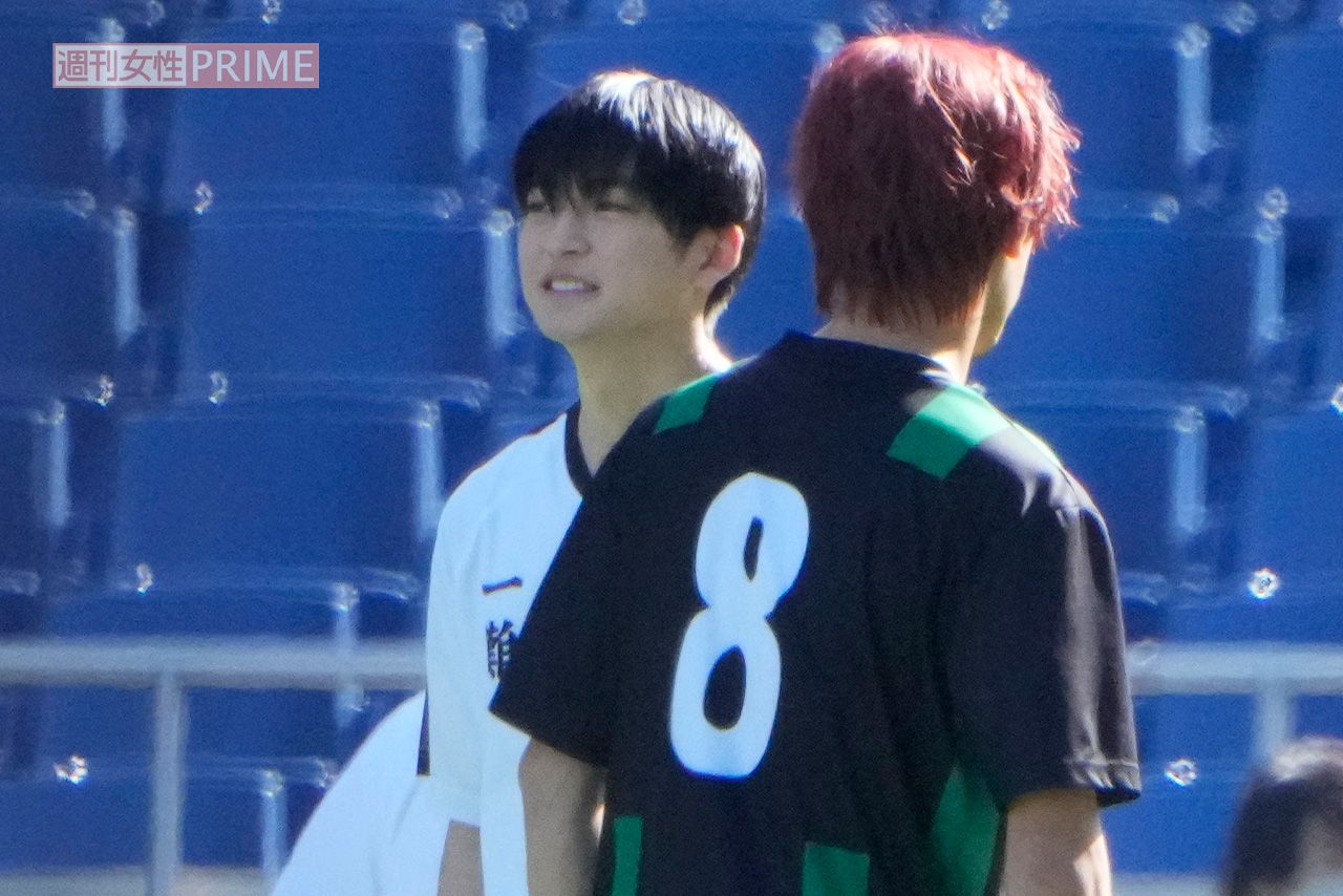 2025年11月、映画『ブルーロック』撮影で“対戦相手”と談笑する高橋文哉。劇中のライバルでも実際は仲よしのよう