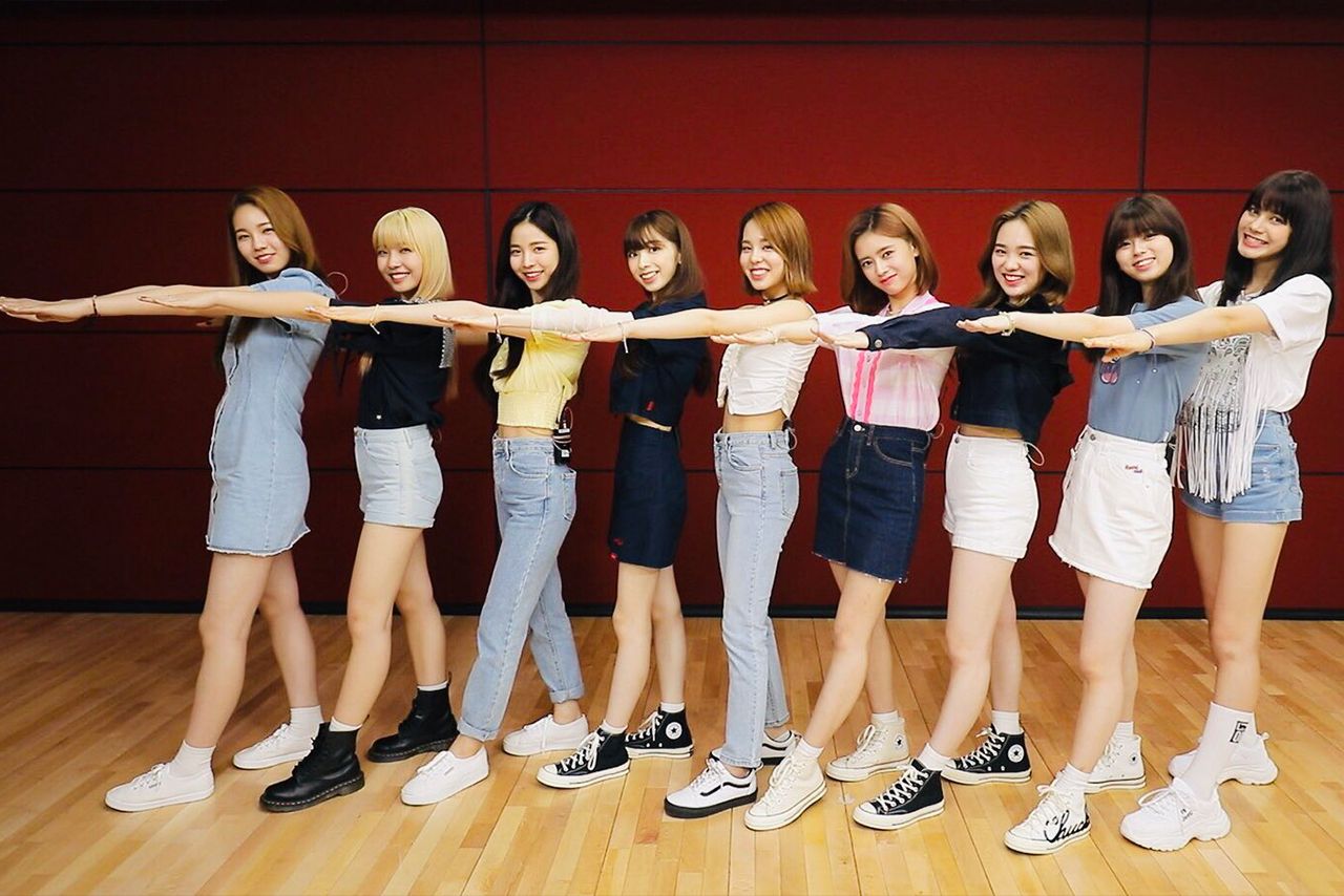 “スッキリポーズ”をとるNiziU（スッキリの公式ツイッターより）