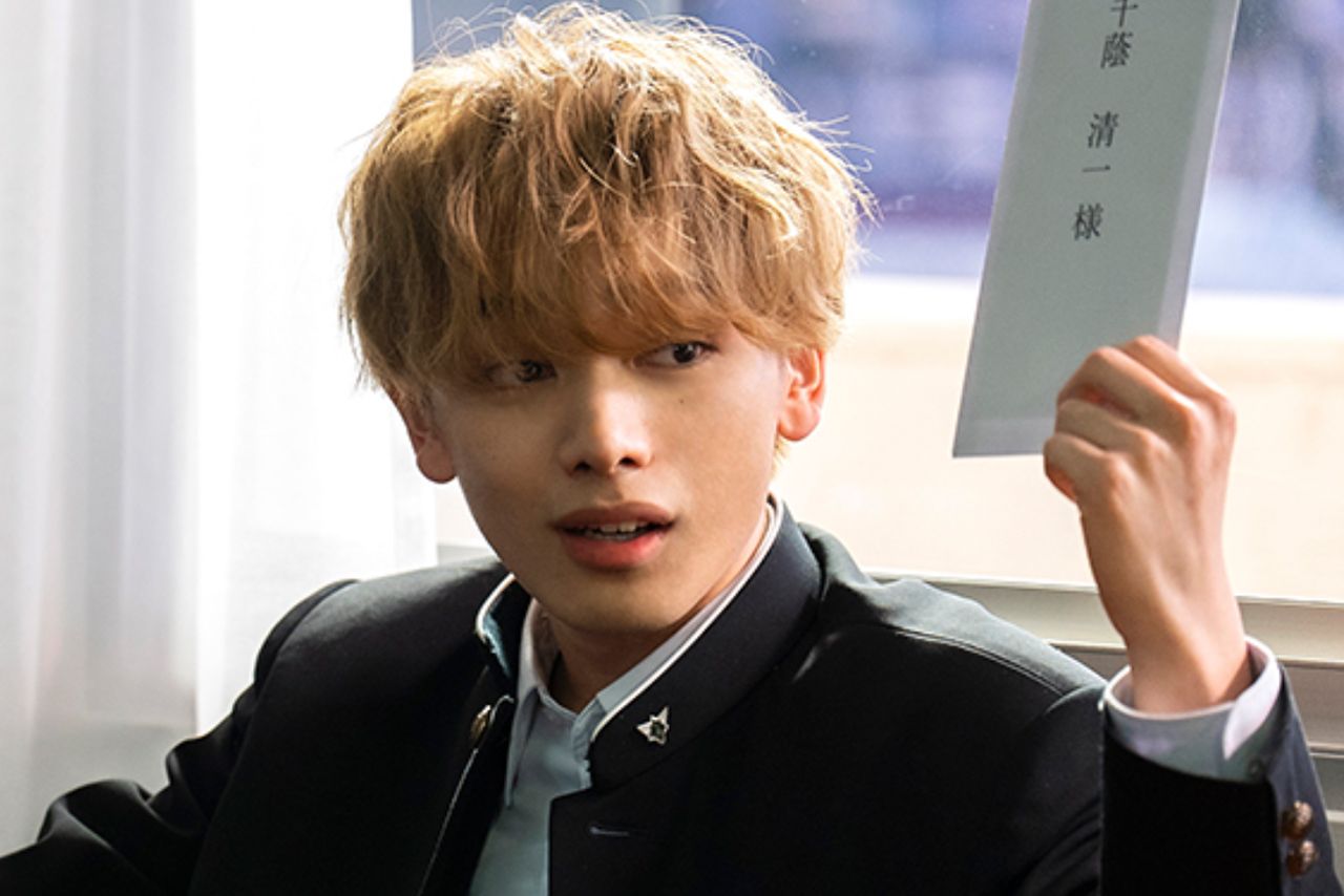 ミステリアスな生徒を演じる宮世琉弥（映画『遺書、公開。』公式サイトより）