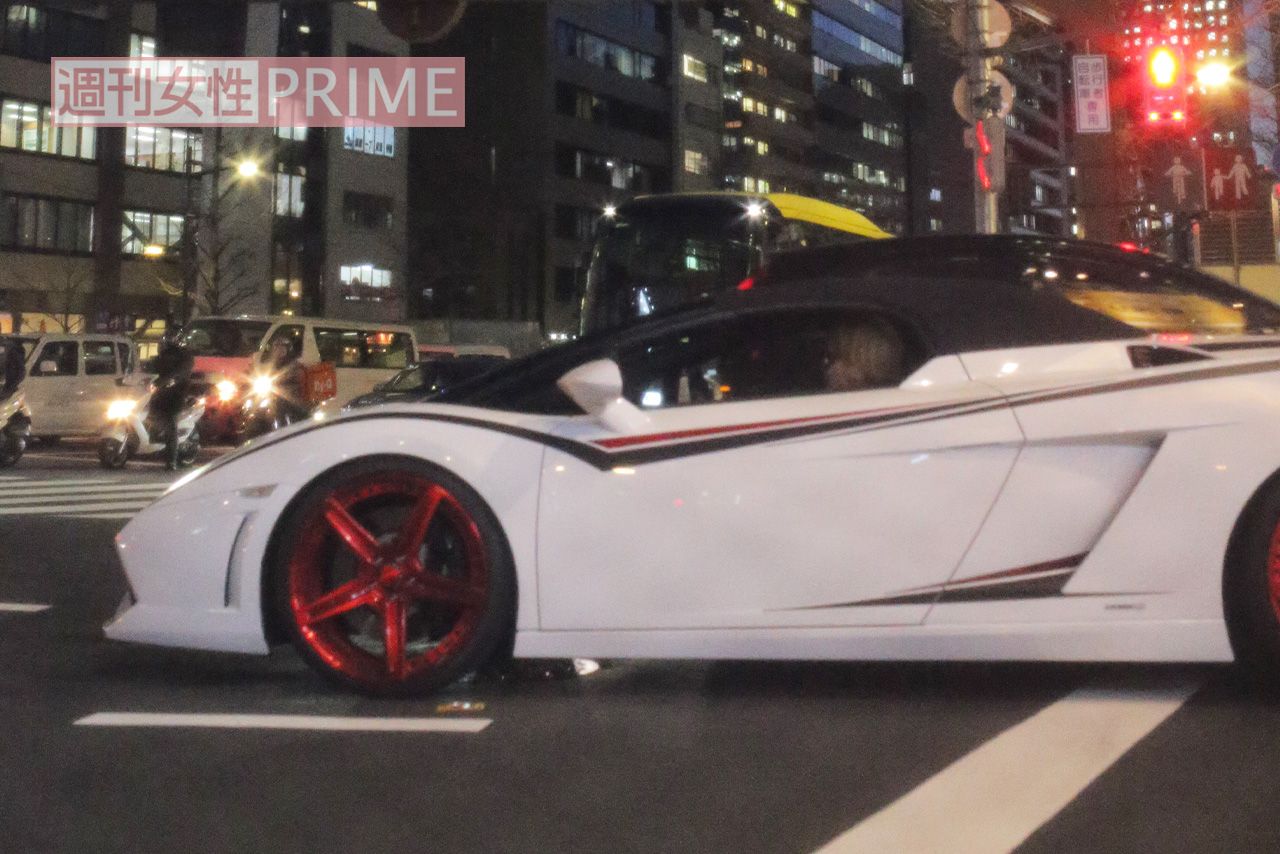 2017年11月、愛車のランボルギーニで銀座にやってきた手越