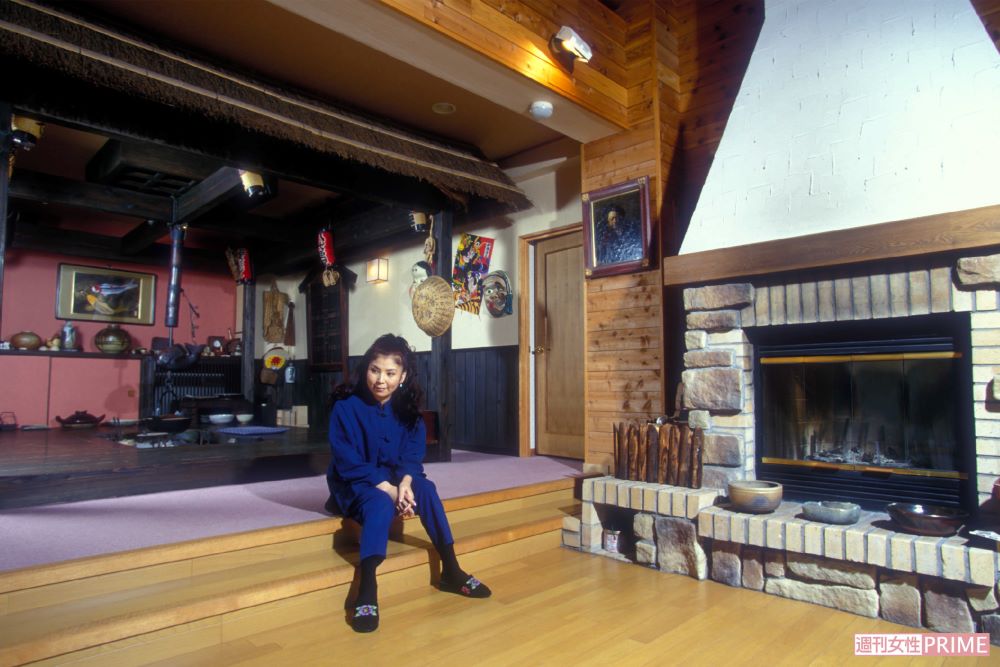 箱根にあるアトリエ兼別荘での一枚。八代亜紀さんは画家としても活躍していた