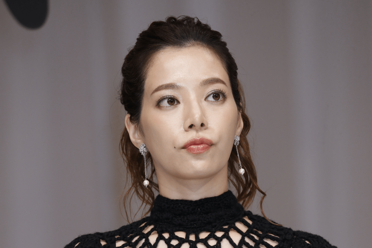 『虎に翼』のお嬢様役から一転、地味なさとこを見事に演じる桜井ユキ