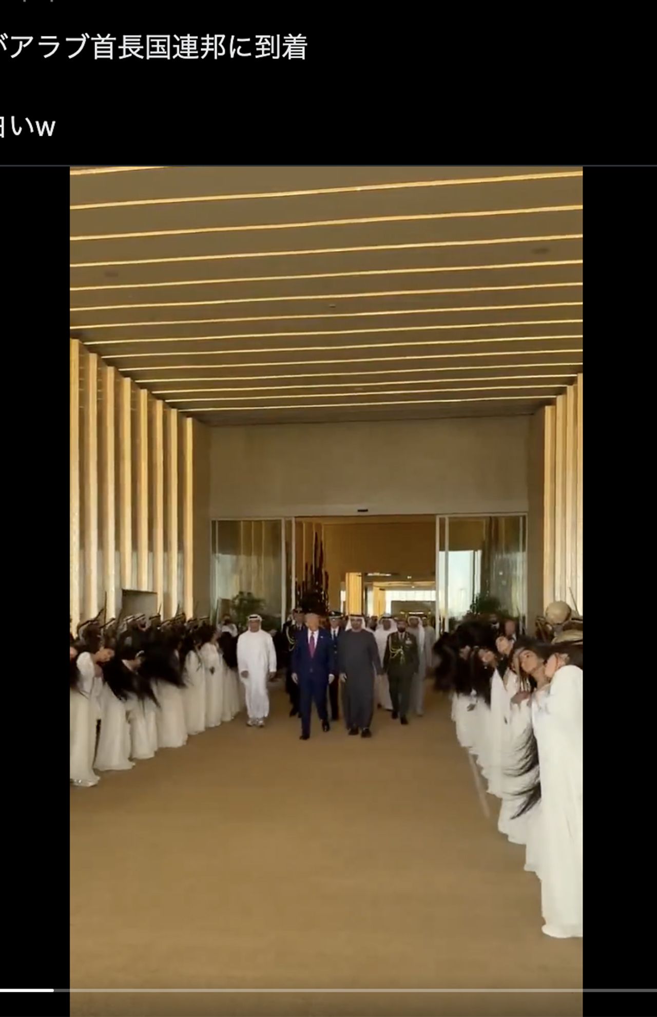 UAE訪問のトランプ大統領を頭を振り回して歓迎する現地の若い女性たち（Xより）