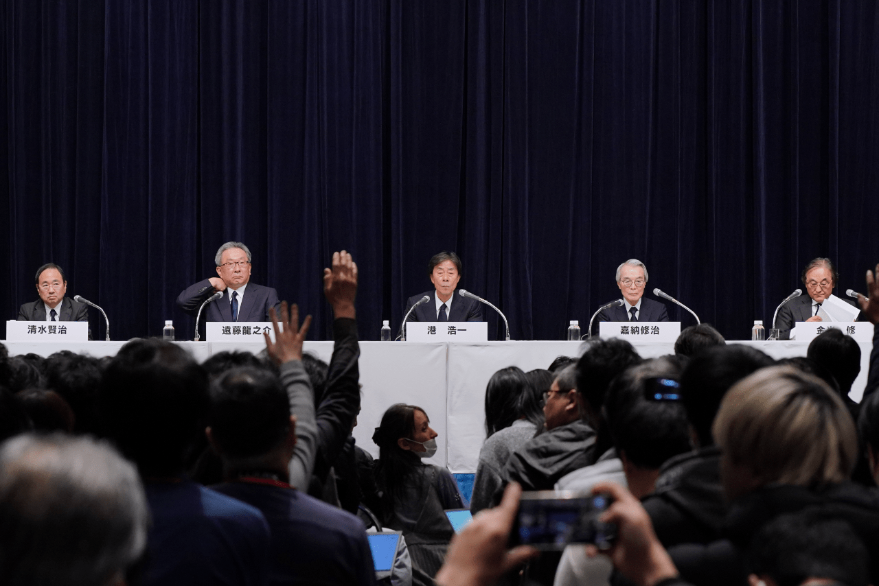 （左から）フジテレビの新社長の清水賢治氏、遠藤龍之介副会長、港浩一社長、嘉納修治会長、フジ・メディア・ホールディングスの金光修社長