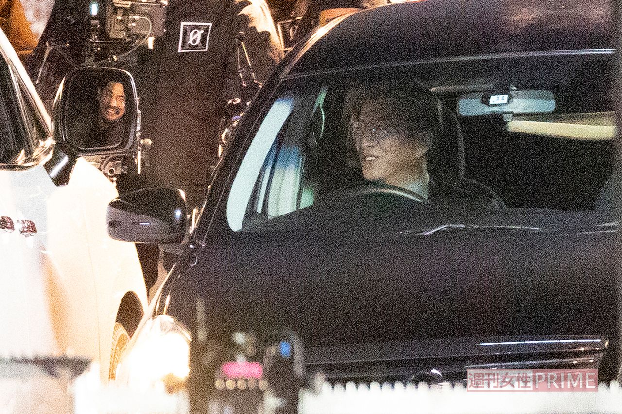 『風間公親─教場0─』の撮影に臨む木村拓哉。ミラーに映り込むのは坂口憲二（2023年）