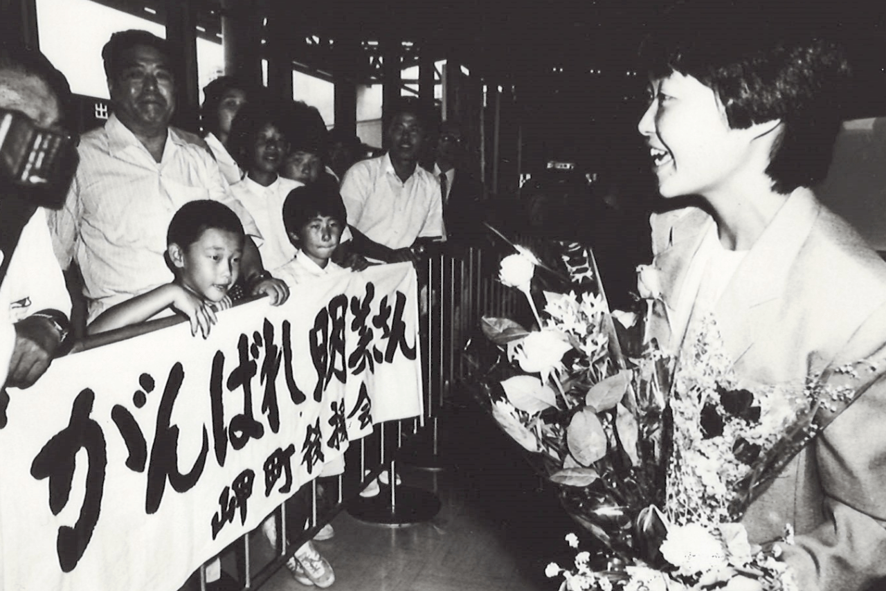 ロサンゼルス五輪へ出発する成田空港には、地元から大応援団が駆けつけた。しかし途中棄権で帰ったとき、出迎えたのは家族と親戚の6人だけだった