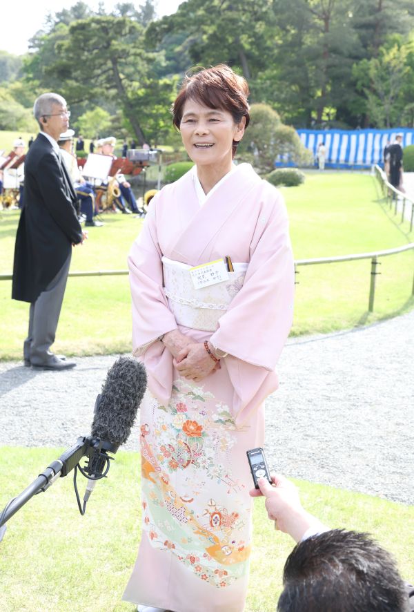 春の園遊会で両陛下と懇談した女子ソフトボール元監督の宇津木妙子さん。両陛下や愛子さまにノックをするのが夢だそう
