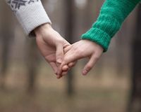 4人に3人は恋人がいない時代、「こじらせ」と「非モテ」恋愛ベタはどっち?