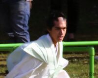 錦戸亮がちょんまげ姿で撮影、休憩中はロケ車の陰に隠れる