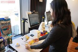 決済は商品のバーコードを自分でスキャンするセルフ方式