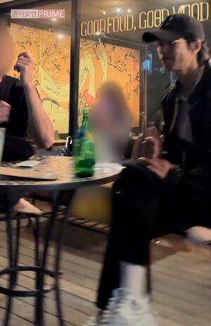 2024年5月中旬、都内のカフェのテラス席に座って、外国人男性と談笑する山下智久